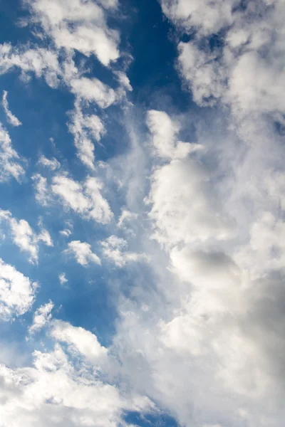 Blå himmel med moln bakgrund — Stockfoto