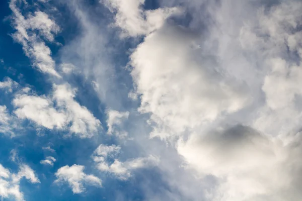 Blå himmel med moln bakgrund — Stockfoto