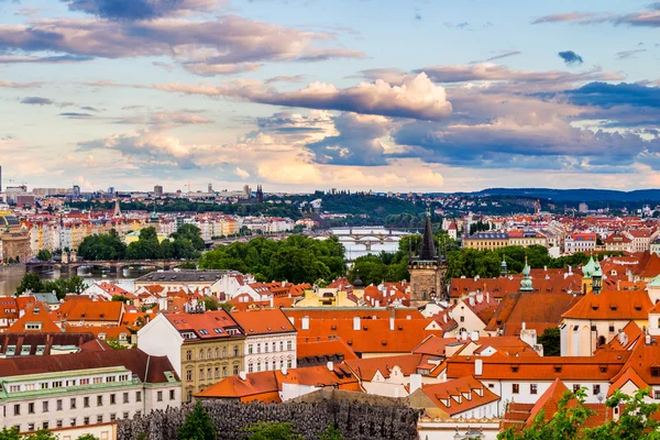 Karlsbron i Prag vid solnedgången — Stockfoto