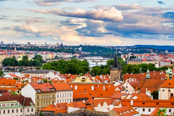 Karlsbrücke in Prag bei Sonnenuntergang — Stockfoto