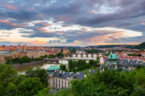 Pontes de Praga, cidade sunset panorama — Fotografia de Stock