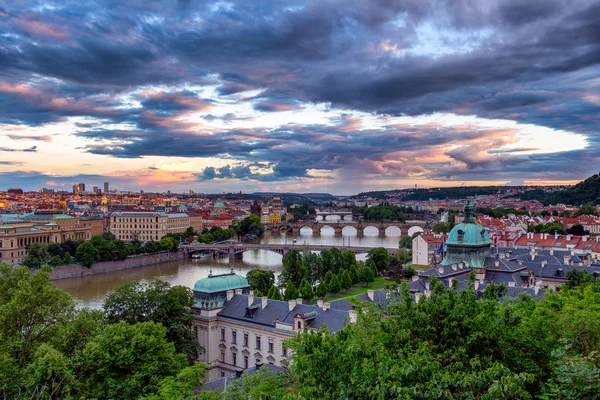 Pontes de Praga, cidade sunset panorama — Fotografia de Stock