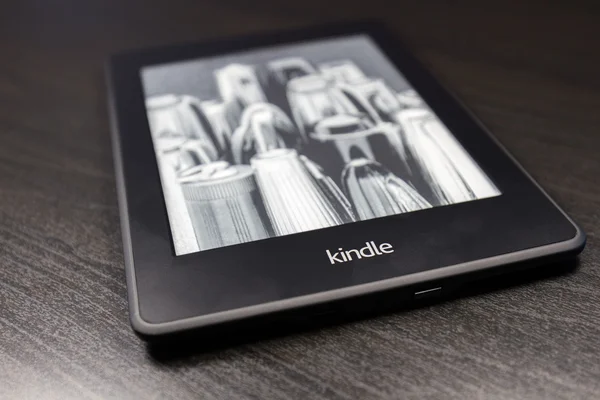 Amazon Kindle e-book reader — Stock Photo, Image