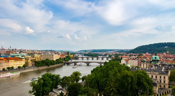 Belle vue panoramique sur les ponts de Prague — Photo