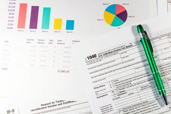 Cálculo de los números de la declaración del impuesto sobre la renta — Foto de Stock