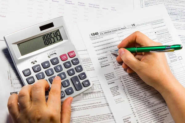 Frau arbeitet im Amt mit Dokumenten — Stockfoto