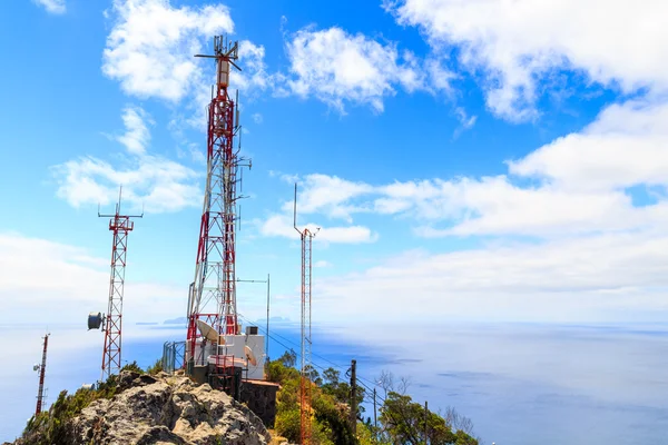 Telekommunikationsturm mit Antennen — Stockfoto