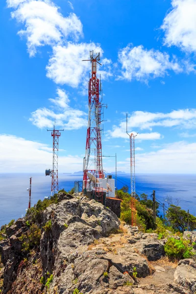 Telekommunikationsturm mit Antennen — Stockfoto