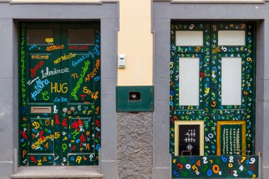 kapılar sokak sanatı 