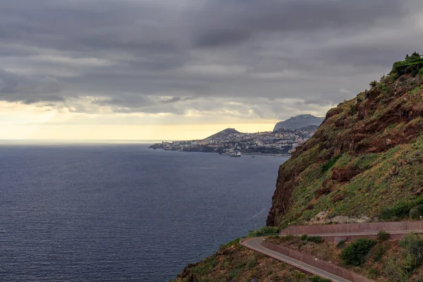 Funchal kıyılarının tipik bulutlu gökyüzü altında — Stok fotoğraf