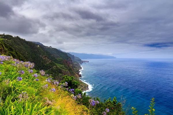 Vista incrível das montanhas e do oceano — Fotografia de Stock