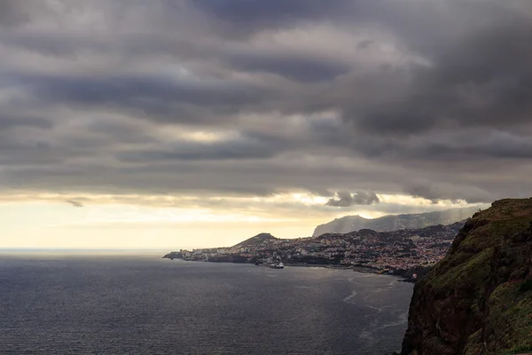 Litoral do Funchal sob o típico céu nublado — Fotografia de Stock