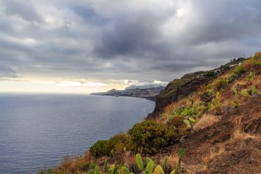 Funchal kıyılarının tipik bulutlu gökyüzü altında 