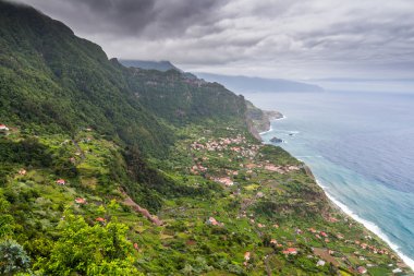 şaşırtıcı manzara ile küçük bir köy Arco de Sao Jorge 
