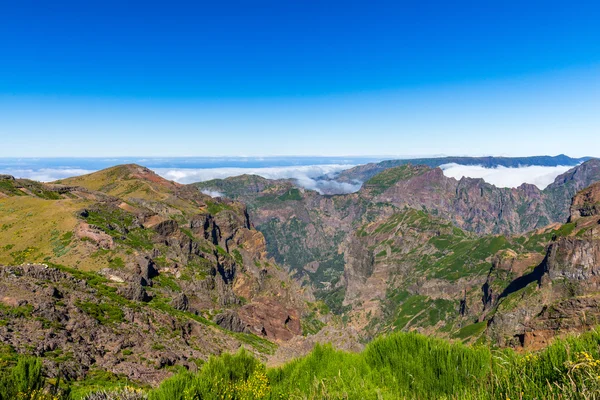 Гори над скінами — стокове фото