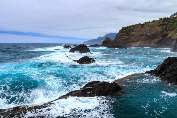 Seixal oceánu přírodní bazény a bay na severním pobřeží Madeiry. Portugalsko. — Stock fotografie