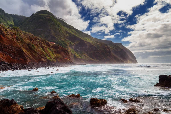 Pobřeží a útesy v Porto Moniz — Stock fotografie