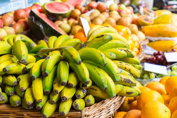 Frutas exóticas frescas en Mercado Dos Lavradores — Foto de Stock