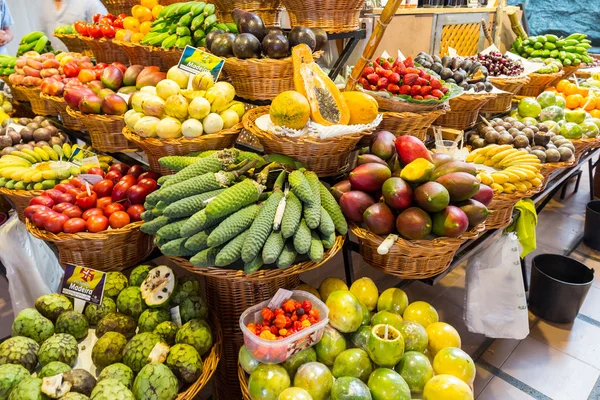 Frutos exóticos frescos em Mercado Dos Lavradores — Fotografia de Stock