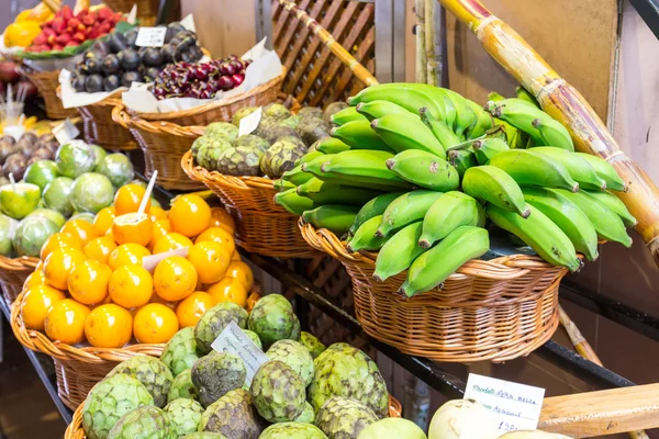 Frutas exóticas frescas en Mercado Dos Lavradores — Foto de Stock