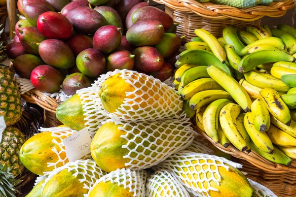 Frutas exóticas frescas en Mercado Dos Lavradores — Foto de Stock