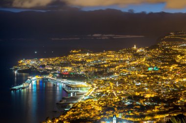 Seixal okyanus doğal havuzlar ve Madeira kuzey kıyı şeridi koyunda. Portekiz.
