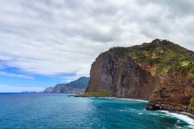 kayalık sahil ve kayalıklarla 