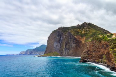 kayalık sahil ve kayalıklarla 