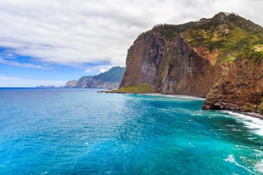 kayalık sahil ve kayalıklarla 