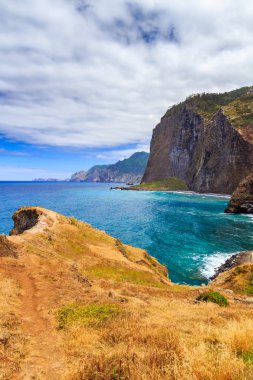 kayalık sahil ve kayalıklarla 