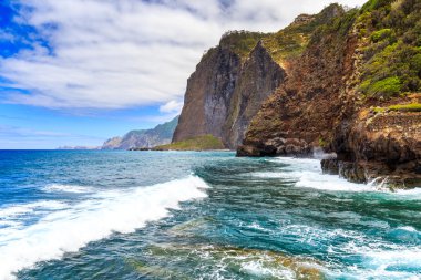 kayalık sahil ve kayalıklarla 