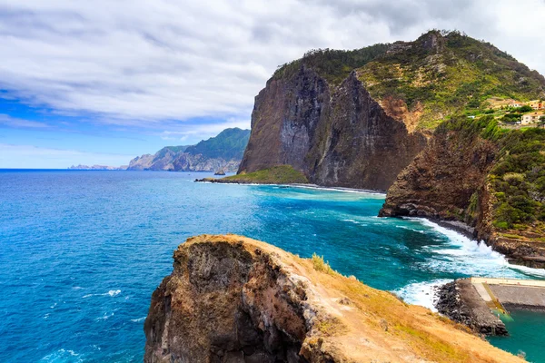 kayalık sahil ve kayalıklarla 
