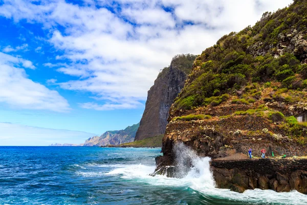 Ocean waves crashing against the rocks — Stock Photo, Image