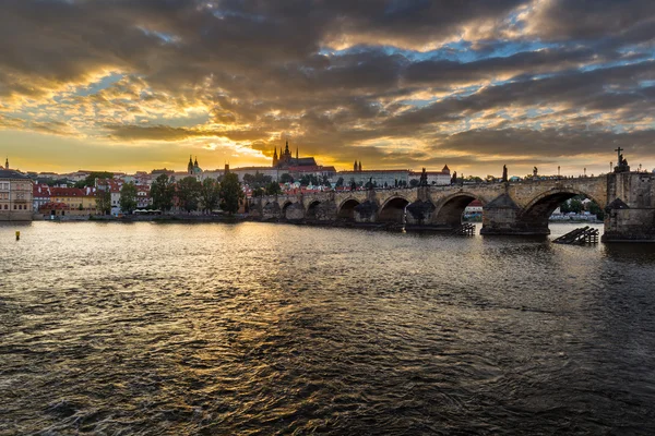 Cityscape de Praga com Castelo e Ponte Charles — Fotografia de Stock