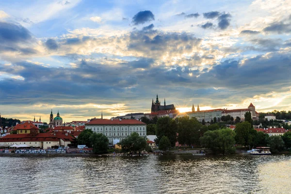 Prague château au coucher du soleil — Photo