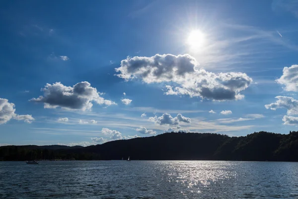 Sonne mit Wolken über einem kleinen See — Stockfoto