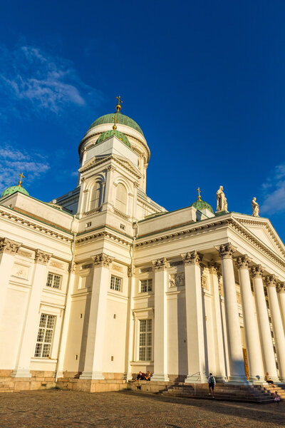 Красивый вид на знаменитый собор Хельсинки
