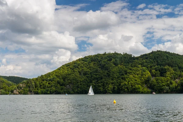 Slapy dam in de Vltava rivier. — Stockfoto