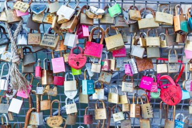 Bir köprüye bağlı lovelocks