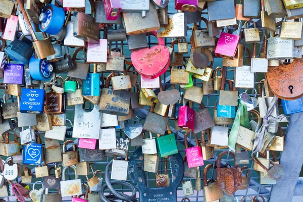 Lovelocks fäst vid en brygga — Stockfoto