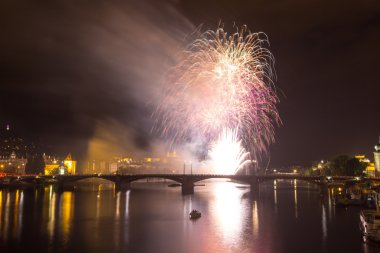 Prag'da Vltava Nehri üzerinde havai fişek