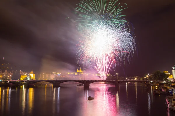 Tűzijáték Prágában a Vltava folyó felett — Stock Fotó