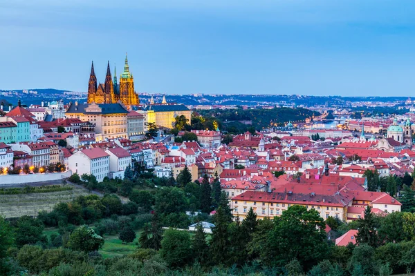 Utsikt över Prag-slottet och Vltava floden — Stockfoto