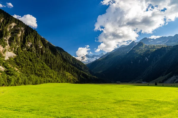 Dalen av Speicher Durlassboden lake — Stockfoto