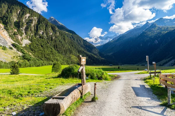 Dalen av Speicher Durlassboden lake — Stockfoto