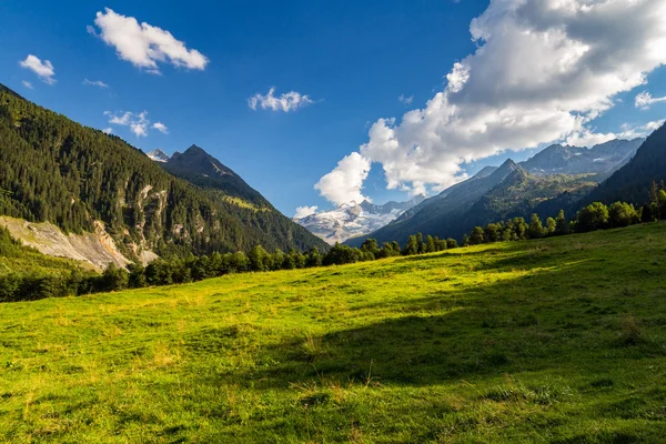 Dalen av Speicher Durlassboden lake — Stockfoto