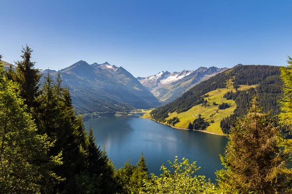 Vallei van Speicher Durlassboden lake — Stockfoto