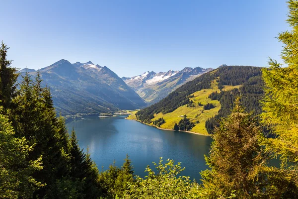 Vallei van Speicher Durlassboden lake — Stockfoto