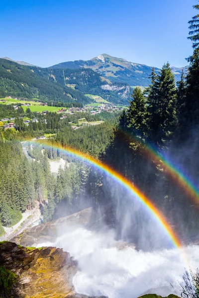 Regenboog over Krimmler waterval in de Alpen — Stockfoto