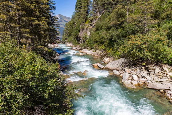 Fluxo rápido de montanha nos Alpes — Fotografia de Stock